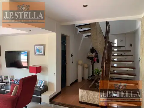 Casa 4 Ambientes 200 m²   Lote lindero 337 m² con quincho y pileta - S.Justo (Ctro)