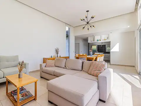 Casa en Venta con 3 cocheras