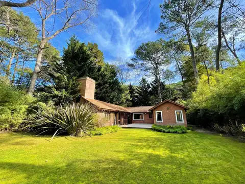 Chalet en Planta Baja con enorme Jardín al Bosque - Carilo