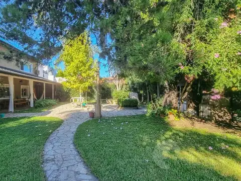 Venta CASA PH 5 ambientes con jardín pileta cochera en Castelar