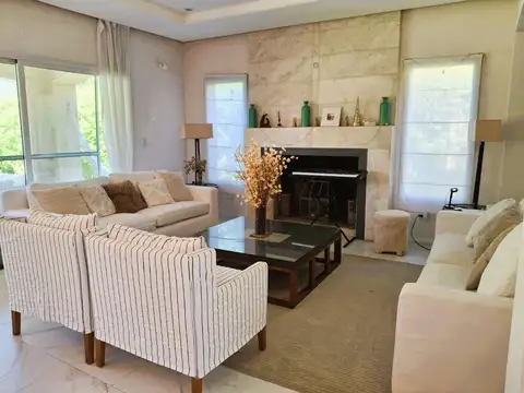Casa en Alquiler con 6 cocheras