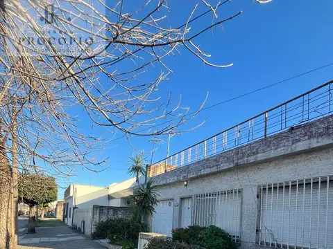 Casa 4 ambientes en venta con parque a modernizar en El Palomar