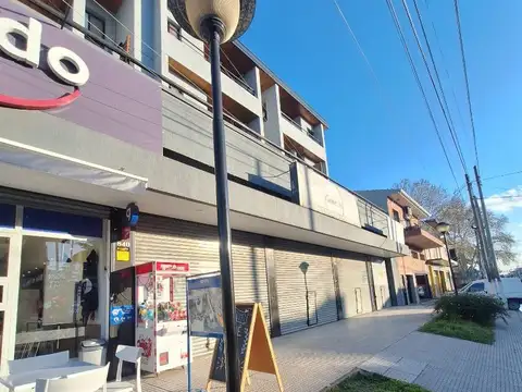 Local en alquiler. 844 e/ 878 y 879. Solano.