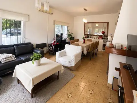 Casa en Alquiler con 4 cocheras