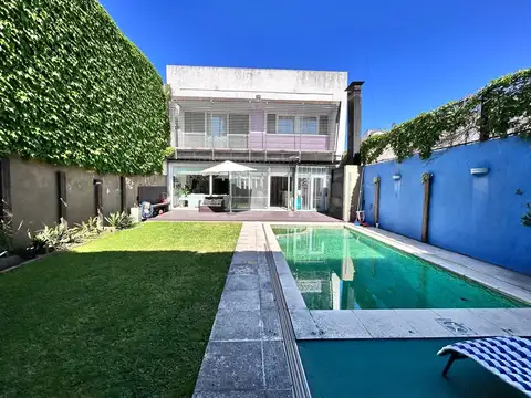 Casa de 4 ambientes   estudio, parque y pileta climatizada