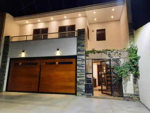 Casa en Quinta Sección Mendoza con Pileta Climatizada y Oficina Independiente