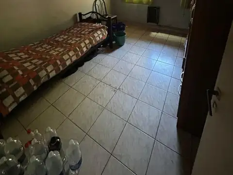 Casa en lote propio de 10 metros de frente x 17,32 de largo.
