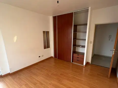 Departamento 2 amb. al frente en Monte castro. A metros de Lope de Vega