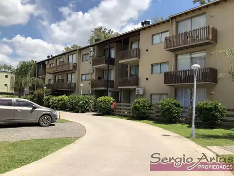 Apto Crédito Excelente 2 Ambientes, Patio, Jardín, Parrilla, Cochera Cubierta y Baulera - C08