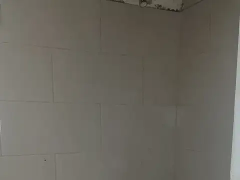 Casa desarrollada en una planta, semicéntrica