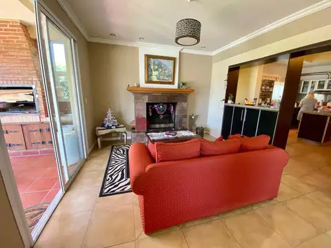 Casa 5 ambientes con 4 baños