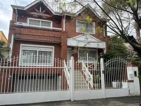 Casa en Alquiler, Con Jardín y Pileta - Acassuso, de Av. del Libertador a Vías.