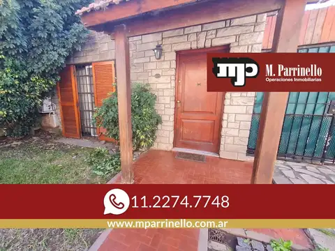 Casa de 4 ambientes en planta baja con patio, terraza y cochera- En Venta