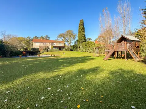 Casa en Venta con 2 cocheras