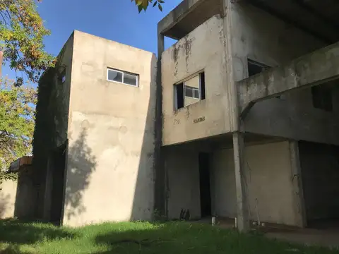 Av Berlin 667 E/ Languenhein y Pte Castillo