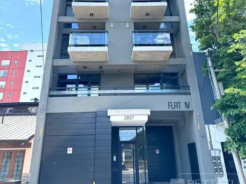 Departamento en alquiler por 24 meses. Marcocentro. Al frente. Dos balcones. Cochera