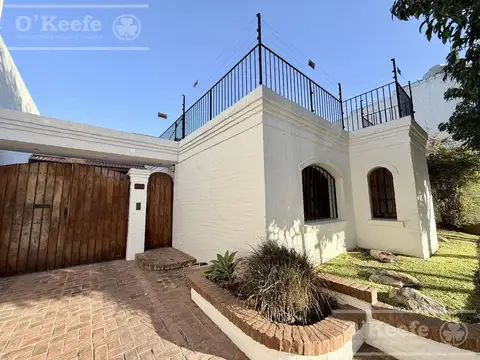Casa -Quilmes en una planta con gran parque, pileta y quincho ,excelente estado.