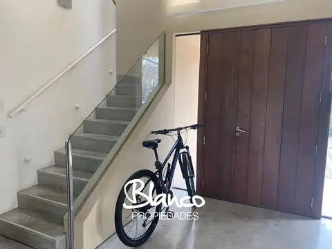 Casa en Alquiler Temporal con 2 cocheras