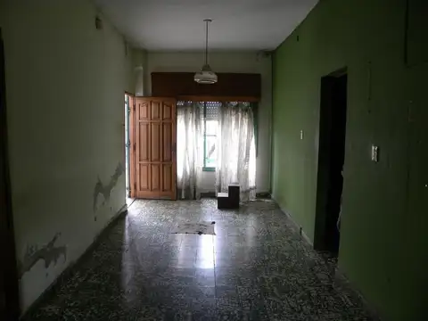 Casa 8 ambientes con 2 baños