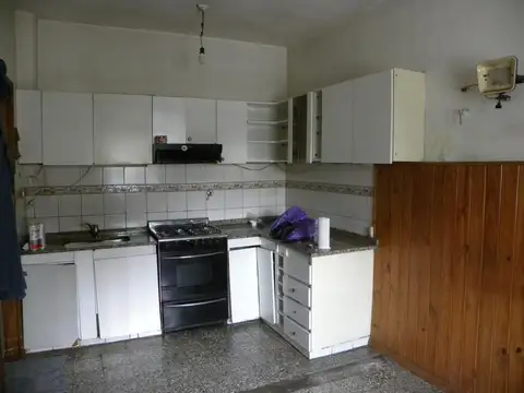 Casa 8 ambientes con 2 baños