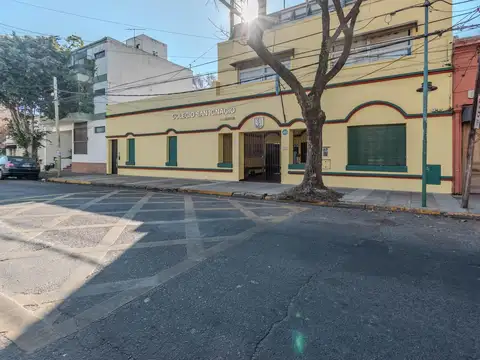 Imponente edificio en venta en Olivos, donde hoy funciona el Colegio San Ignacio.