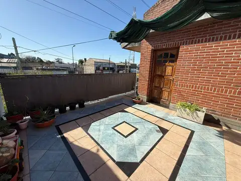 Casa 3 amb. cochera, patio y terraza en Llavallol