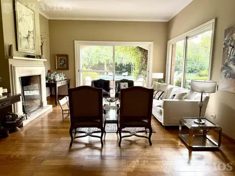 Casa en Venta con 2 cocheras