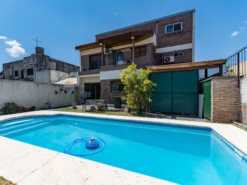 VENTA CASA 4 AMB C/PILE Y QUINCHO EN LOPEZ CAMELO