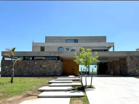 Casa 7 ambientes con 8 baños