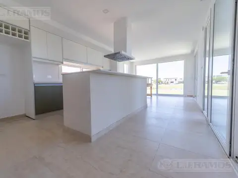 Casa 6 ambientes con 4 baños