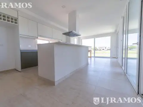 Casa 6 ambientes con 4 baños