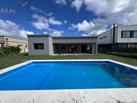 CASA A ESTRENAR 5 AMBIENTES CON PILETA EN EL CANTON NORTE