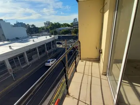 HERMOSO MONOAMBIENTE CON BALCON, FRENTE A ESTACION DE PADUA