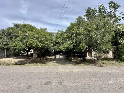 Casa en Venta de 4 ambientes, dos dormitorios y patio. A reformar. Campana.