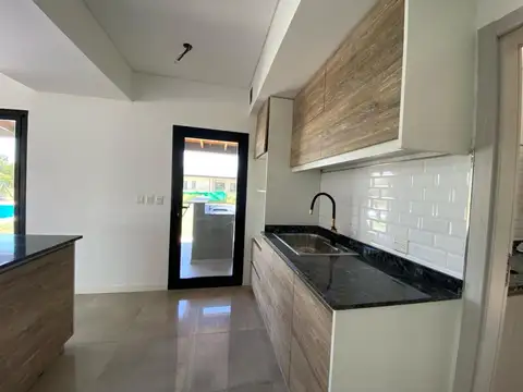 Casa 4 ambientes con 4 baños