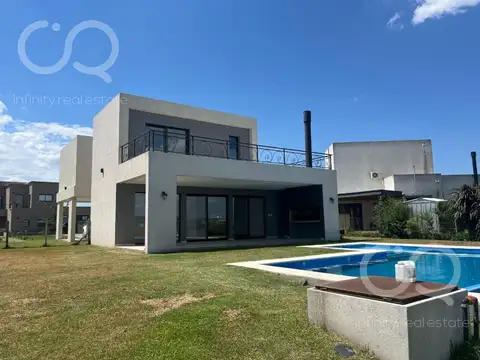 Casa en Venta con 2 cocheras