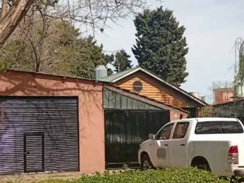 VENTA CASA 3 AMB 2 LOCALES CON PARQUE EN CASTELAR