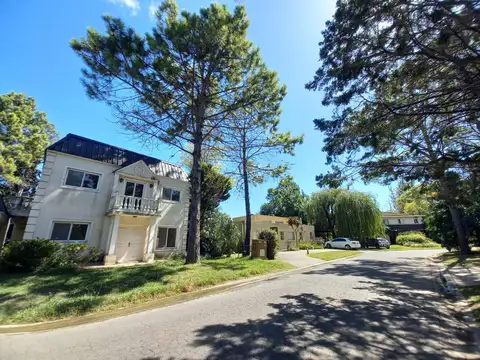 Casa en venta de 3 dormitorios c/ cochera en Loma Verde