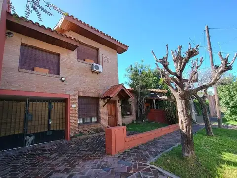 VENTA - Casa 4 Amb. en Martínez, Jardín, Piscina y Cochera para 3 Autos