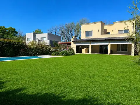 Casa Chalet  en Venta en Santa Guadalupe, Pilar del Este, Pilar