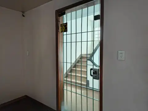 Oficina 6 ambientes con 5 baños