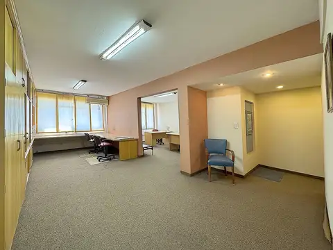 Oficina comercial a metros de Av. Belgrano sobre calle Santiago del Estero en el barrio de Monserrat