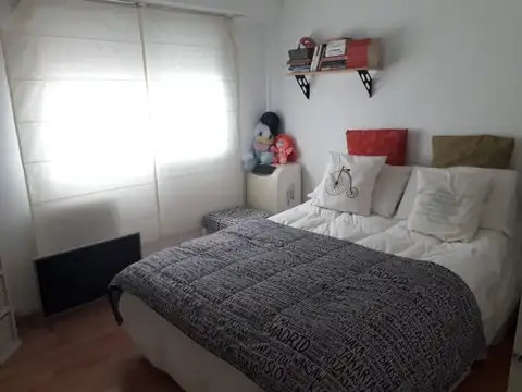 OPORTUNIDAD! DEPTO 2 AMBIENTES, 5TO PISO, VISTA LATERAL AL RIO, EN EXCELENTE ZONA! MUY LUMINOSO!