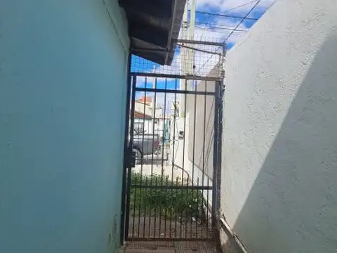 CASA EN ESQUINA CON PATIO Y QUINCHO/GARAGE- FOGON