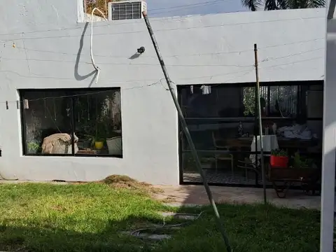 casa de dos ambientes con pileta, patio y muy iluminada
