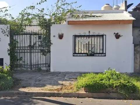casa de dos ambientes con pileta, patio y muy iluminada