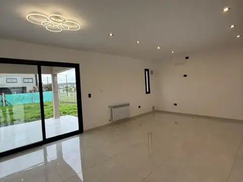 Casa 4 ambientes con 3 baños