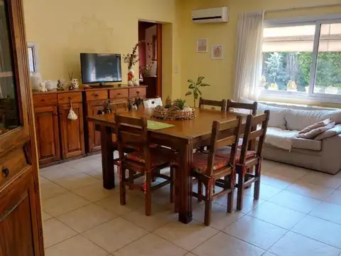 Casa 8 ambientes con 3 baños