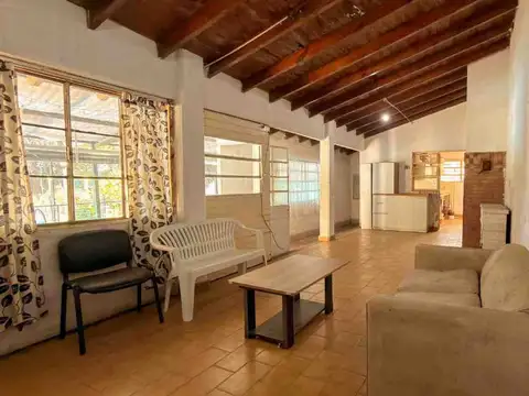 CASA CON 2 VIVIENDAS, QUINCHO Y PILETA GRAND BOURG