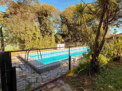 CASA CON 2 VIVIENDAS, QUINCHO Y PILETA GRAND BOURG